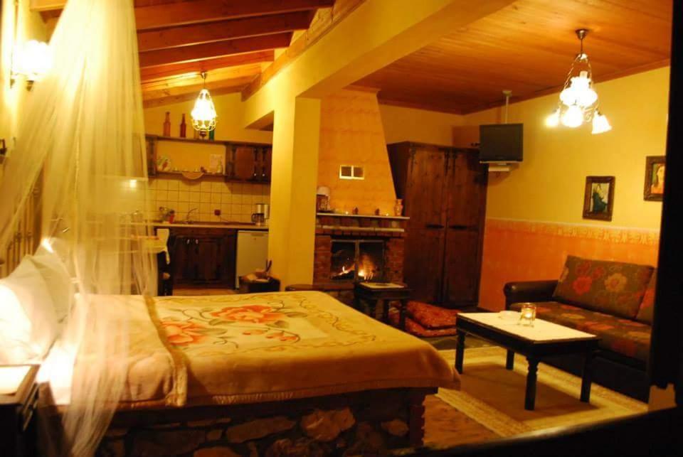 Tzivaeri Hotell Likodhrómion Exteriör bild